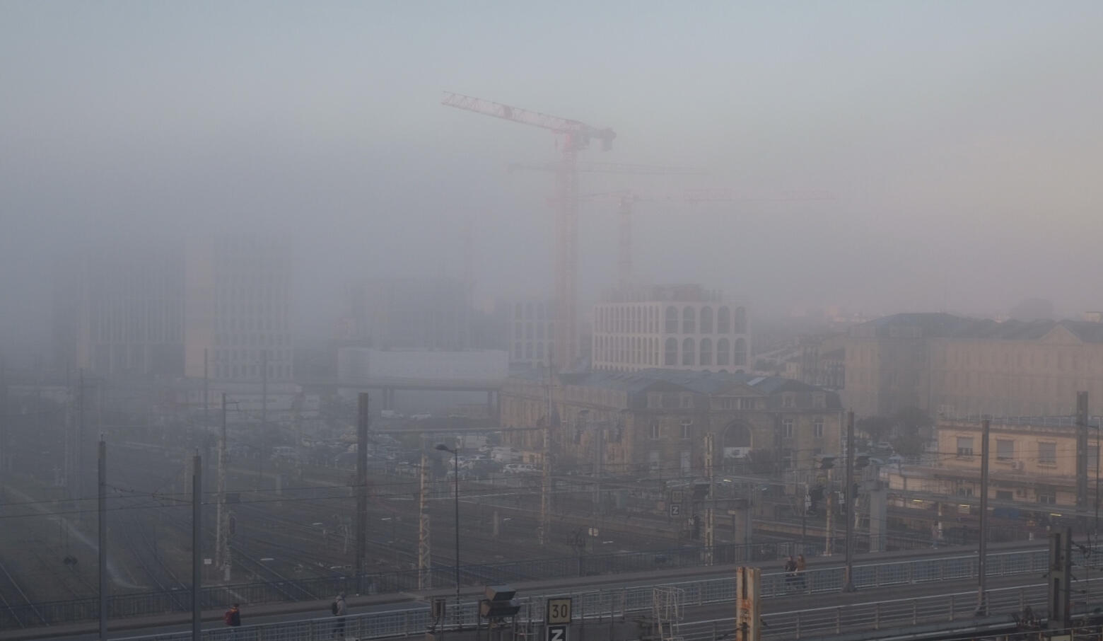 Bordeaux gare saint jean avec pollution Aperçu de la gare saint jean a bordeaux avec beaucoup pollution.